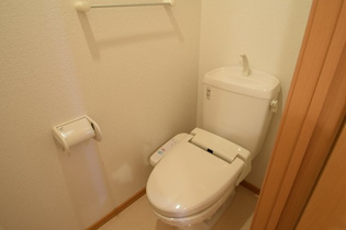 温水洗浄便座機能付きトイレです☆