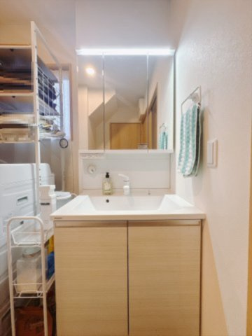 【中古戸建】館林市大谷町の独立洗面台|■洗面室｜三面鏡の洗面台は鏡の裏が収納ポケットになっているので、ヘアケア用品や歯ブラシなどでごちゃつきがちな洗面台周りがスッキリ片付きます♪