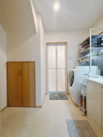 【中古戸建】館林市大谷町の洗面所|■洗面室｜冬はストーブ、夏にはサーキュレーターを置き、快適に過ごすことができます♪収納もありいつでもキレイな状態にできます♪