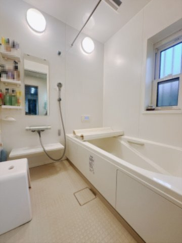 【中古戸建】館林市大谷町の浴室|■浴室｜1日の疲れを癒せるお風呂♪足がのばせるほど広いお風呂にはエコベンチも搭載！小さいお子様も浅いベンチに座り一緒にお風呂へ入れます♪浴室暖房乾燥機付きなので洗濯物も乾かせます。