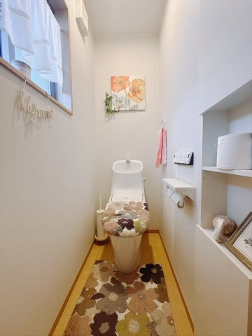 【中古戸建】館林市大谷町のトイレ|■トイレ｜1階と2階にトイレがございます♪壁には小物を置けるスペースがあるのでトイレットペーパーのストックを置いておくのにも便利です♪写真などを飾ってもおしゃれですね♪