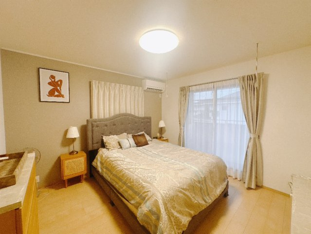 【中古戸建】館林市大谷町の洋室|■洋室｜ベッドやテレビなどの大き目の家具を置いても余裕のある8帖の広々主寝室です♪南向きなので陽当りも良く、朝は爽やかな陽射しがお部屋を包みます☆
