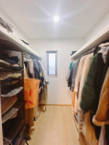 【中古戸建】館林市大谷町の収納|■WIC｜主寝室には夢のウォークインがございます♪お洋服やバッグだけでなく、増えていくお洋服やご家族での思い出の品もしっかりと収納します( ＾＾ )