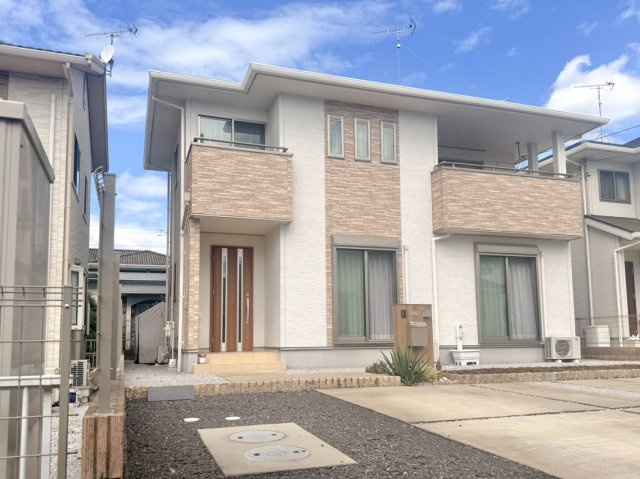 【中古戸建】館林市大谷町の外観|■外観｜光をやさしく反射する外壁により、日中はより開放的で爽やかな印象となり、住まい全体を明るく見せてくれます♪