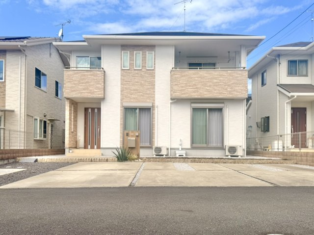 【中古戸建】館林市大谷町の外観|■外観｜室内の隅まで陽射しが差し込みやすい全居室南向き♪リビングやバルコニーからお子様の遊ぶ姿を見守ることができます。