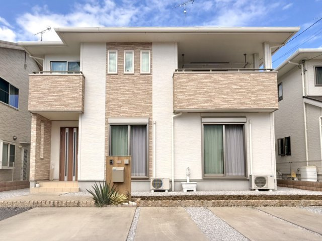 【中古戸建】館林市大谷町の外観|■外観｜広々とした駐車スペースで並列駐車3台可能！来客時に嬉しいですね♪お買い物後もスムーズにお荷物を運べます♪