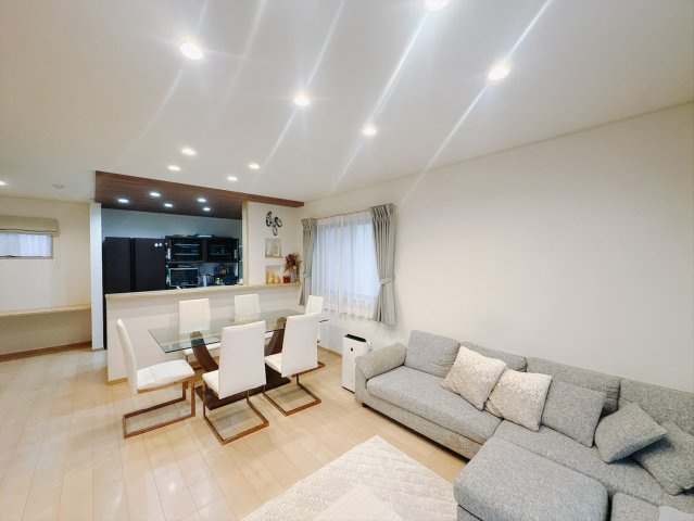【中古戸建】館林市大谷町の居間・リビング|■リビング｜家族が集まる団らんのひととき、ひとりでリラックスしたい夜、ゲストを招いてわいわい過ごす休日、どんなシーンにも対応できるリビングです。
