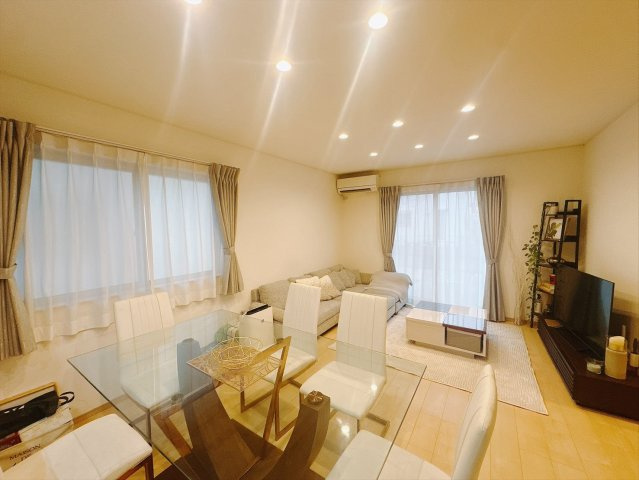 【中古戸建】館林市大谷町の居間・リビング|■リビング｜窓から射し込む陽射しが縦横に広がり、あたたかな空間が形づくられています。ここはご家族の笑顔集まる憩いの空間です( ＾＾ )