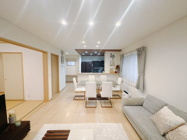 【中古戸建】館林市大谷町の居間・リビング|■リビング｜家具が設置されていて、生活イメージがしやすくなっております(*＾＾*)大きなソファーやテーブルを置いてもゆとりのある空間です♪