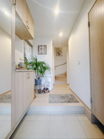 【中古戸建】館林市大谷町の玄関|■SIC｜土間続きの収納♪靴はもちろん、汚れやすいベビーカーやアウトドア用品など拭かずにしまえてうれしい♪すっきりとした玄関で開放感も味わえます♪
