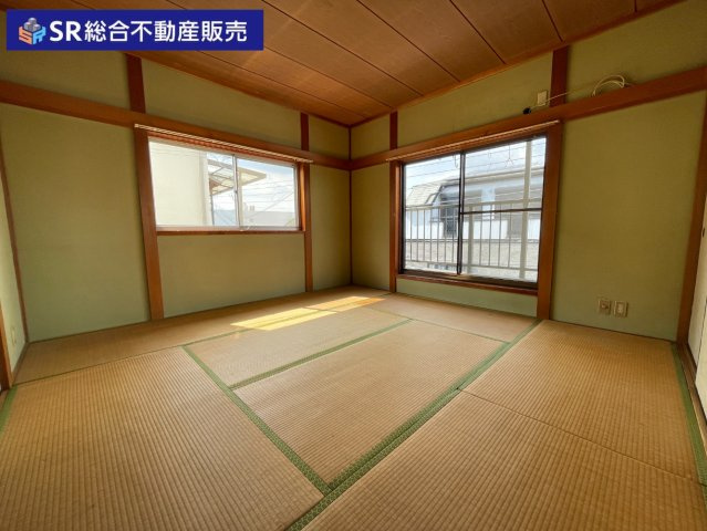加納2丁目中古戸建の寝室|3F8帖和室。2面採光の明るいお部屋です♪寝室にいかがでしょうか。