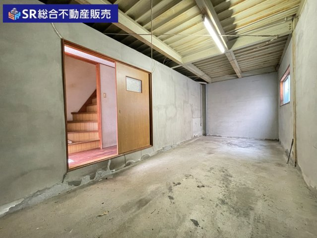加納2丁目中古戸建の駐車場|シャッター付き車庫で直接行き来できる便利な造りで雨に濡れません！
車庫サイズ（高さ：2ｍ　幅：2.6ｍ　奥行：6.3ｍ）