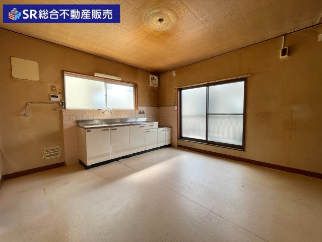 加納2丁目中古戸建のキッチン|ご家族で食卓を囲める広さはある明るい空間です！
