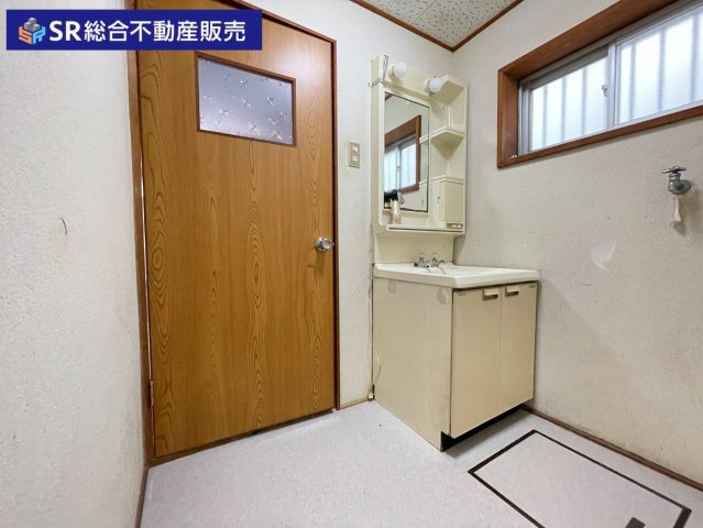 加納2丁目中古戸建の脱衣所|室内洗濯機置場があるので脱いだ衣服はそのまま洗濯機へ。使いやすくて清潔感のある脱衣場です！