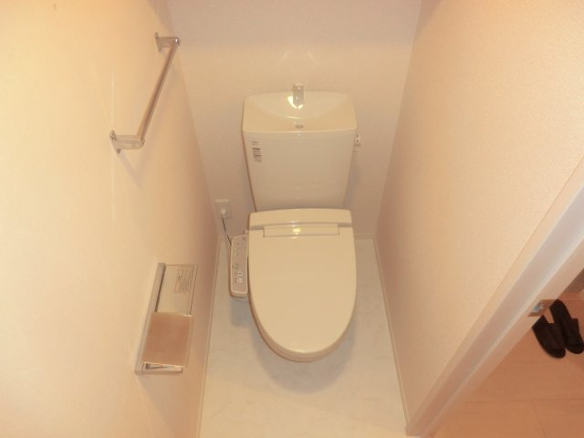 温水洗浄便座付きのトイレです♪