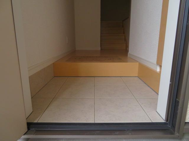 名古屋市熱田区旗屋１丁目のハイツの玄関