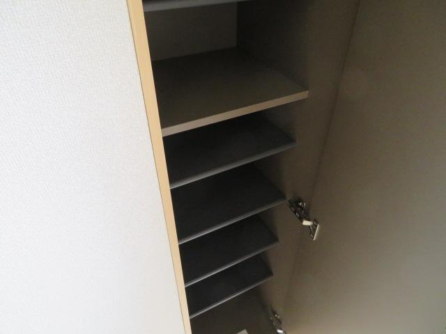 名古屋市熱田区旗屋１丁目のハイツの玄関