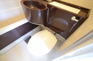 浴室内にトイレがあります！