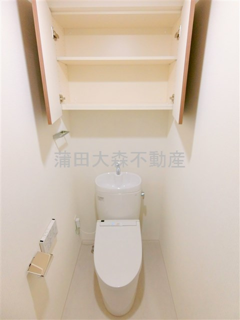 アークマーク大森町レジデンスのトイレ|棚収納と温水暖房便座付きのトイレ！