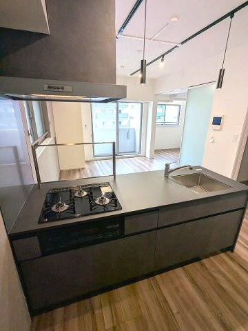 ベルヴィアージ蔵前のキッチン|グリル付ガス3口システムカウンターキッチン、瀟洒でお手入れ楽なガラストップコンロ、温度調節等便利なコンロです