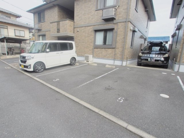 リビングタウン山本B棟の駐車場