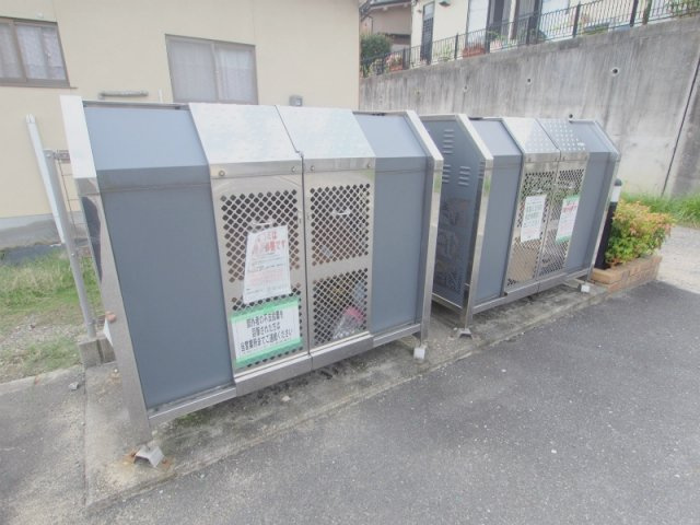 リビングタウン山本B棟の周辺