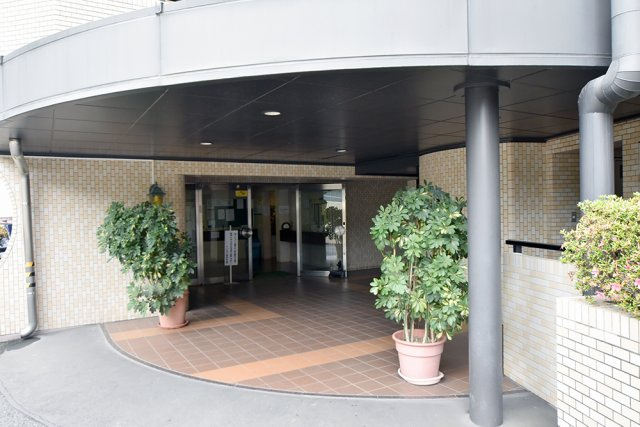マンション掃部山公園のエントランス