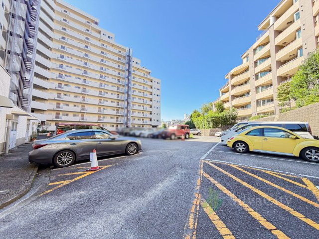 シーアイマンション駒場B棟の駐車場
