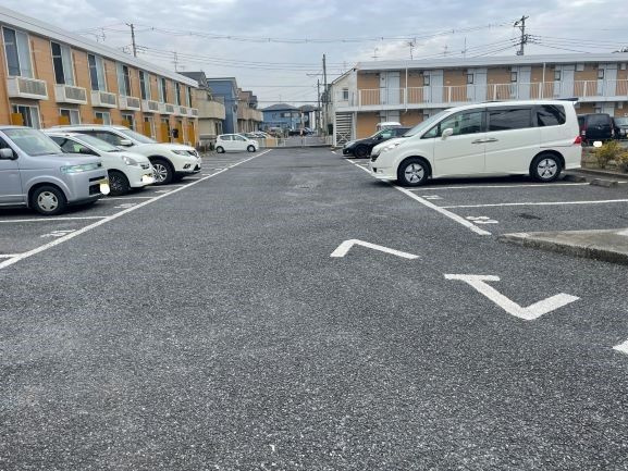 レオパレスシャトーＢの駐車場