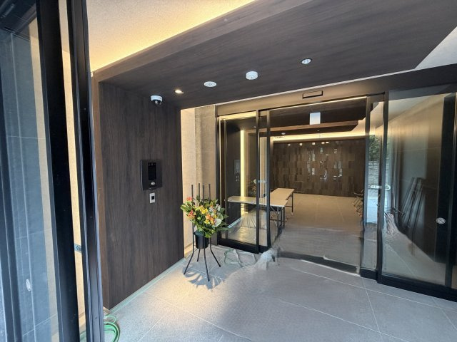 横浜市神奈川区白幡上町の賃貸マンションのエントランス