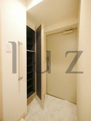 ラフィシア関内の玄関