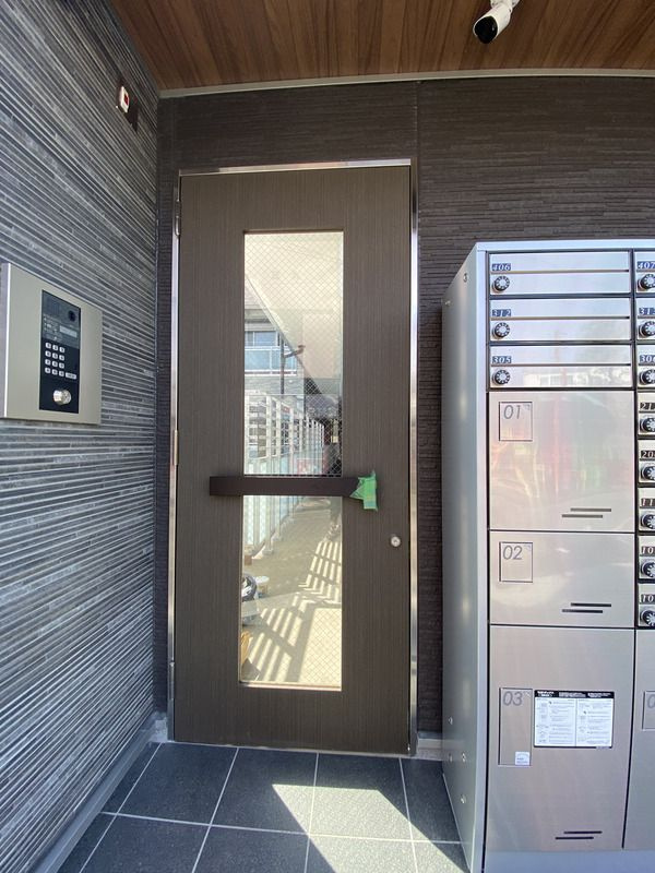 昭島市玉川町３丁目の賃貸マンションのエントランス