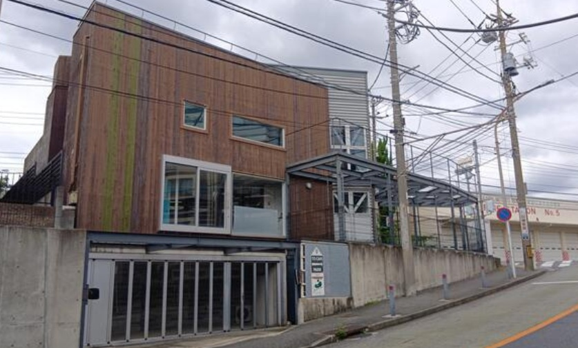 横浜市中区根岸旭台の倉庫の外観