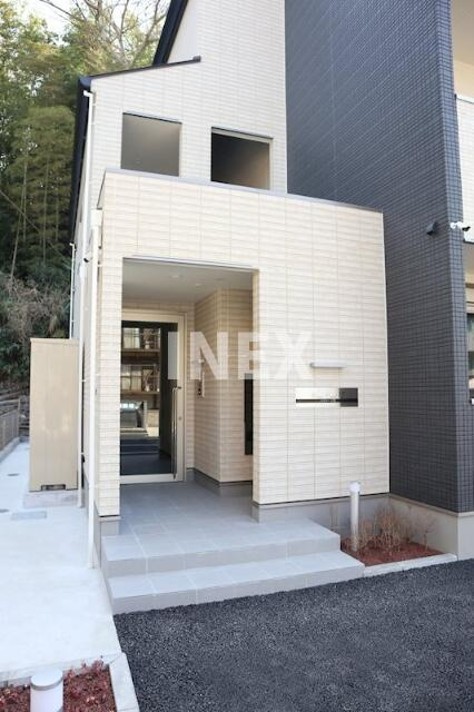横浜市港北区篠原町のアパートのエントランス