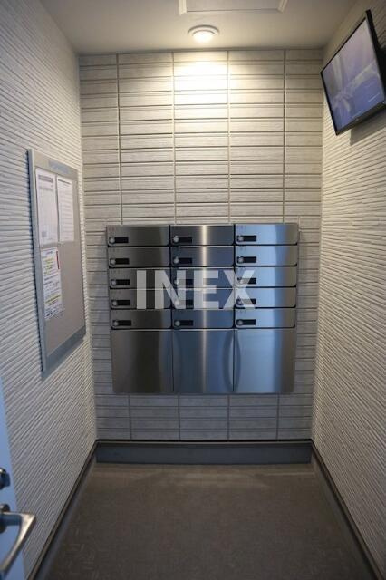 横浜市港北区篠原町のアパートのエントランス|宅配ボックス付