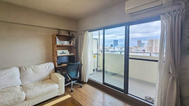 【居間・リビング】 | メゾン夙川 | 南向きの明るいLDKは約１６．４帖