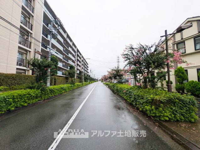 オハナ昭島中神の外観|【Natural Scene】◆緑が映える住まい◆
建物を囲む木々や植栽が印象的な外観。住まいの入口まで緑が続き、自然を感じながら暮らせる景観です。