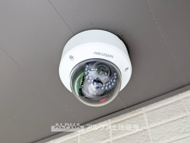 オハナ昭島中神の防犯設備|【Security Camera】◆暮らしを見守る防犯設備◆
共用部に設置された防犯カメラが、日々の暮らしを見守ります。防犯面に配慮されたマンション設備です。