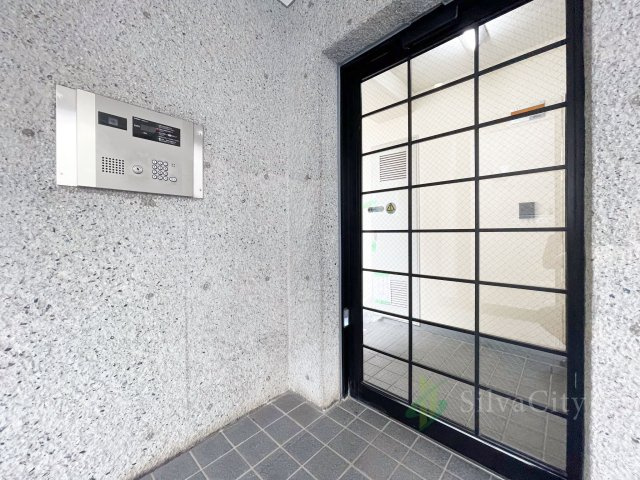 メゾン万里下北沢のエントランス|エントランス　オートロック解除パネル