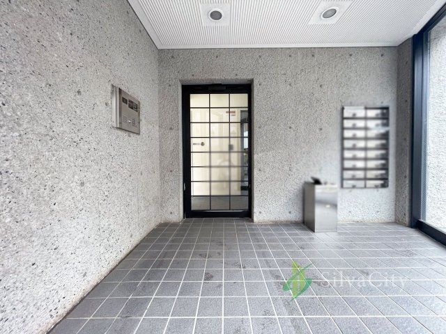 メゾン万里下北沢のロビー|エントランスホール
