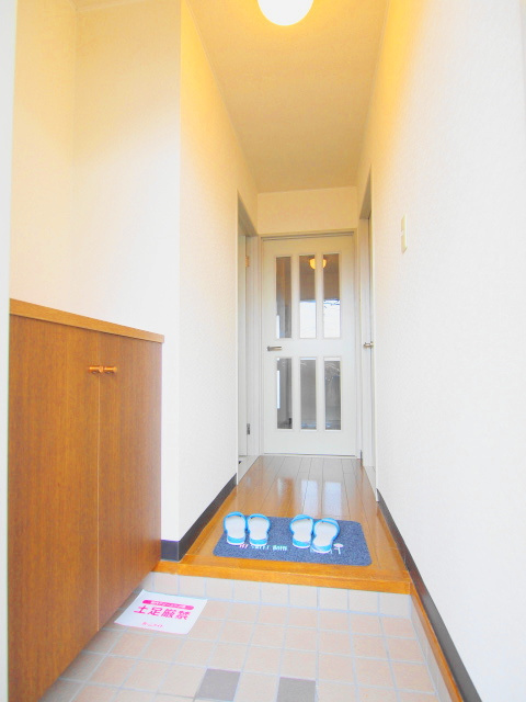 エクセレンス東野Ⅱ番館の玄関