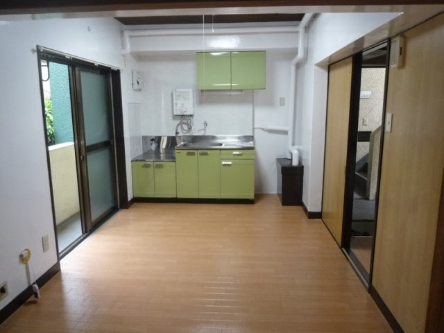 信栄マンションのキッチン|お料理しやすいキッチンです