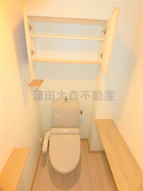 ルーブル下丸子のトイレ|上部棚収納と温水暖房便座付きのトイレ