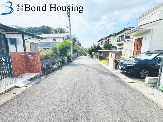 駐車並列3台　食洗器付き　西区秋葉台1丁目　新築戸建の前面道路含む現地写真