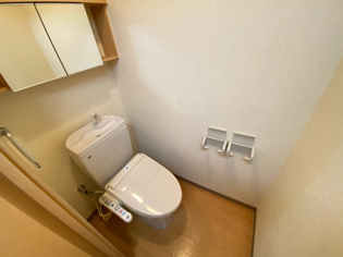 温水洗浄便座付きのトイレです♪
