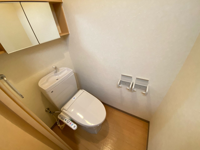 温水洗浄便座付きのトイレです♪