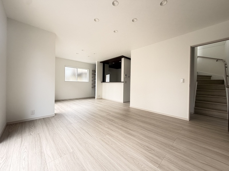 大平町富田　新築戸建の居間・リビング