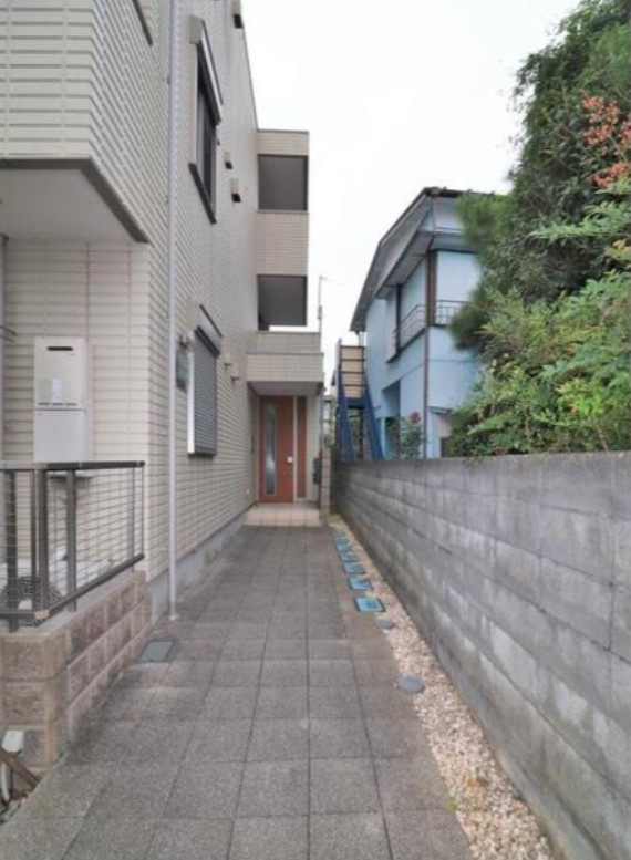 川崎市中原区上小田中６丁目のアパートのロビー