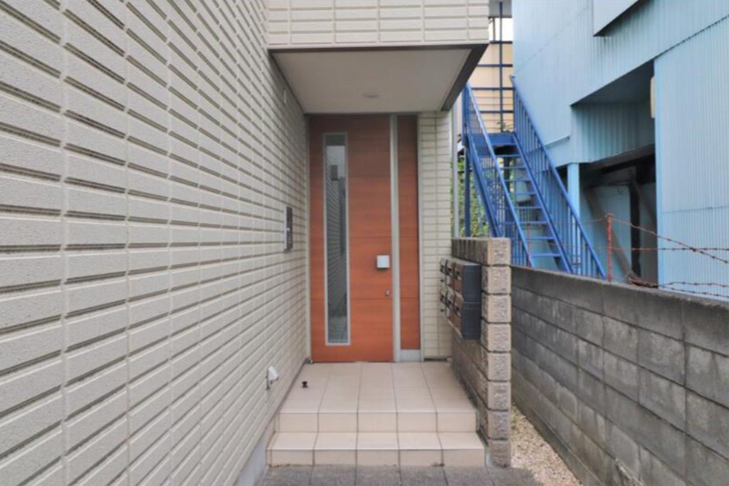 川崎市中原区上小田中６丁目のアパートのエントランス