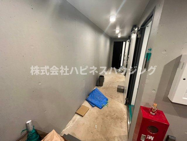 グランドメゾンのその他共用部分|内廊下設計、壁コンクリート打ちっ放しでオシャレ